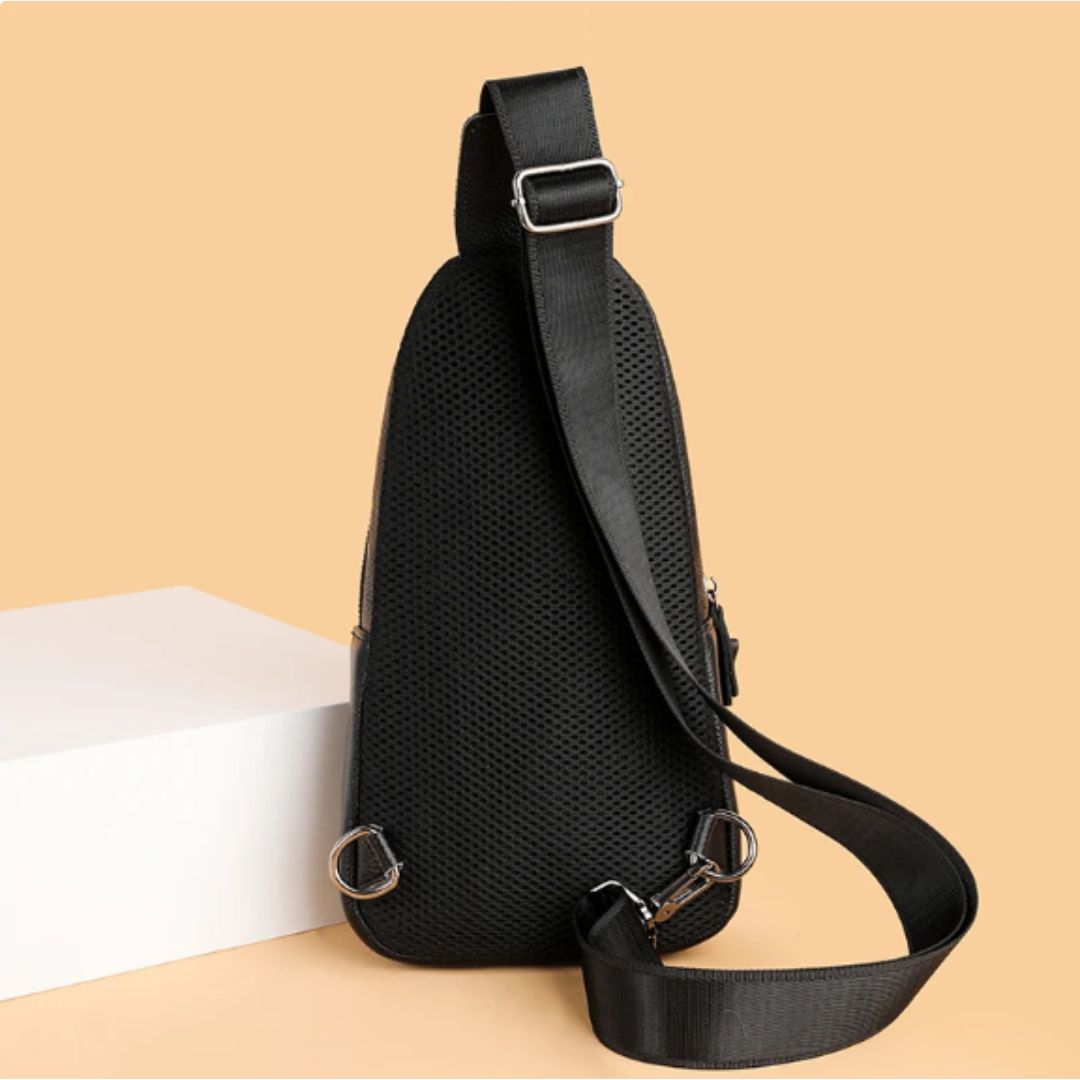 Men's chest travel bag in genuine leather